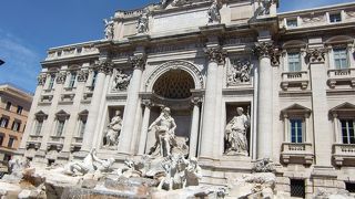 とにかく人がスゴイです。街の中に突然現れます。