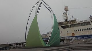 旧青函連絡船摩周丸の近くにあります