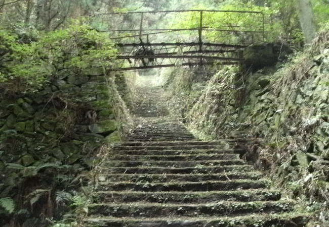 住宅の区画をつなぐ鉄橋