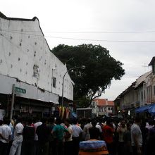 休日だからか男性が多かった、平日はサリーの女性が多い