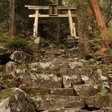 遊歩道の終点手前にある石鎚山への登山口