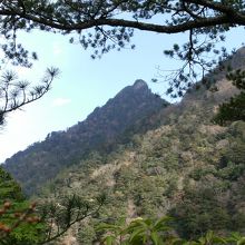 ハイキングコースは山の眺めが良い