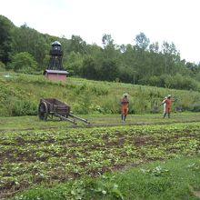 屋外の展示　模型で当時の作業風景を