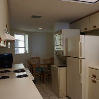 フルキッチンと奥が食堂