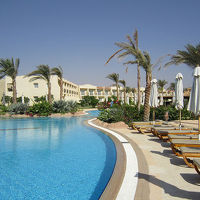 ホテルのプールサイド。