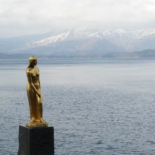 田沢湖のほとりに佇む像です。