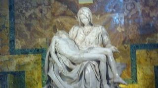 ミケランジェロのサインが残るピエタは必見！