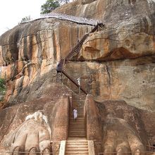 宮殿に上がる入り口　ライオンの彫刻があります