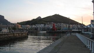 ウォーターフロントから眺めるライオンズ・ヘッドとシグナル・ヒル