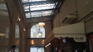 パリのマルシェの一角にあるような「タイガーカフェ」