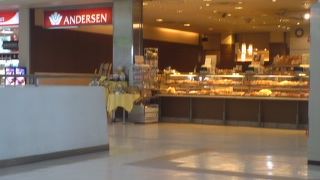 空港の朝食にアンデルセン