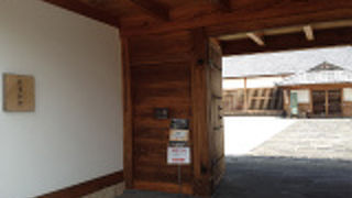 萩の街並みに調和した外観です。