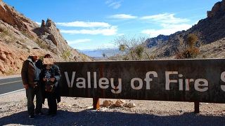 ～ ファイヤー！  ネイティブアメリカンの聖地　『バレーオブファイヤー州立公園』  5億年前にタイムスリップ！