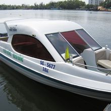 チャーターできるクルーザーはこのタイプ。8人乗り。