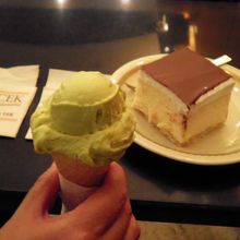 名物のアイスとクレムシュニッタです。