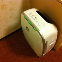 部屋には加湿器があり、就寝中も乾燥が防げる。