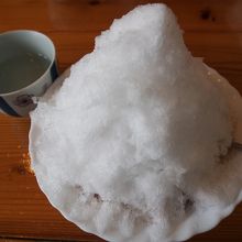 見事な氷の山。ぜんざいは何処に？