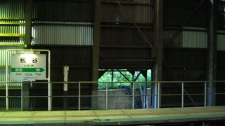 雪よけシェルターにホームが囲まれた駅