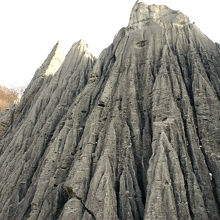 中国昆明地区の石林にも少し似ています。