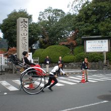 天竜寺近辺には沢山待機している。