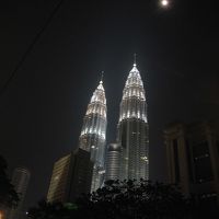 きれいなツインタワーの夜景　ホテルから出てすぐの所から見える