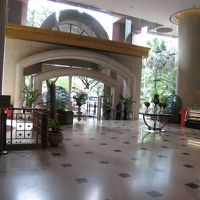 ホテル出入り口ロビー　暑い国なのに涼しげなひんやり感