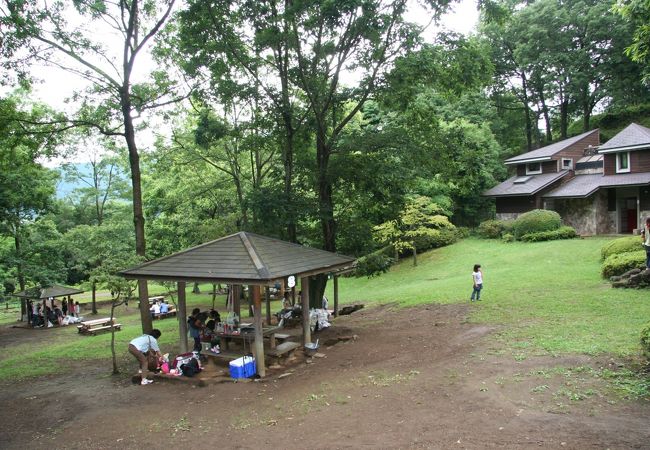 雨の日も安心の屋根付きのバーベキューサイト