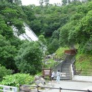 （オシンコシンの滝）--- 「知床」の入口にある素晴らしい滝です！