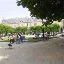 四方を建物で囲まれた広場。