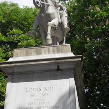 ルイ１３世の騎馬像