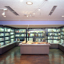 ショップと書籍は充実してます。