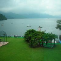 部屋から見た中庭と芦ノ湖