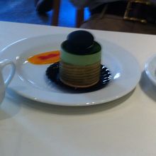 西尾抹茶のババロア。ユズのクリーム、竹炭のマカロン