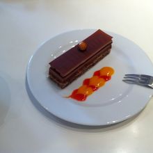 プレジール：ミルクチョコレートとヘーゼルナッツとの組合せ