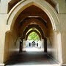 建物は古いが重みがあります。