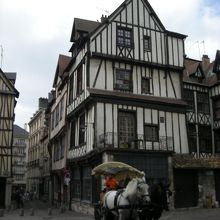 前の小さな広場