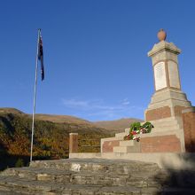 丘に建つ戦没者の記念碑