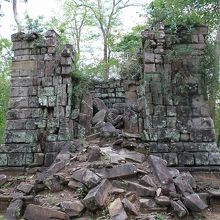 この遺跡の中に大きなリンガがあります。