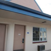 私たちの部屋の前