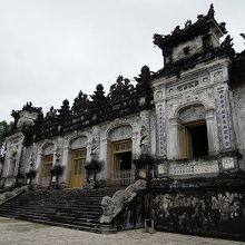 豪華な装飾の廟