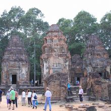 3基の祠堂の後ろにも同じような祠堂があります。(計6基）