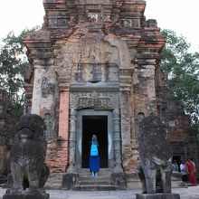 祠堂とその前にいる一対のシンハです。