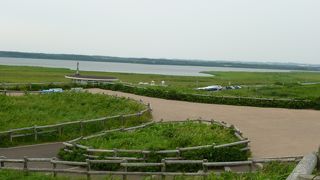 （濤沸湖） ---オホーツク海に繋がる汽水湖です。寂寥感が溢れる湖でした。