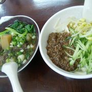 台湾名物の牛肉麺と刀削麺を一度に堪能