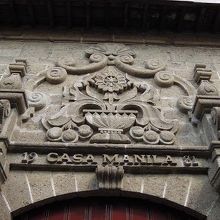 入り口上のエンブレム