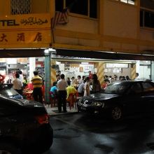 無秩序のような行列が店を取り囲みます