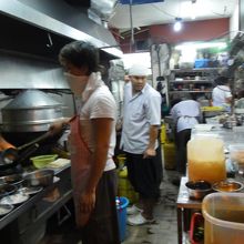 カメラを向けるとナゼかポーズをとる調理担当兄ちゃん