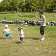 小川も流れていますので水遊びもできますよ