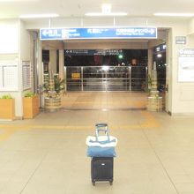 門司駅構内です。ここから連絡バスが出ますが、案内があります。