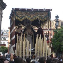 嘆きのマリア像。担ぎ手は御神輿の下にいます。